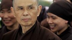 틱낫한 스님이 22일 베트남 중부 도시인 후에의 뚜 히에우 사원에서 평화롭게 입적했다