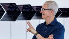 Apple CEO'su Tim Cook yeni bilgisayarlarla poz verdi