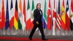 Bolsonaro caminha em frente a bandeiras em reunião do G20