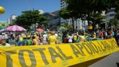 Manifestação em Copacabana pede fim da impunidade e do foro privilegiado, em apoio à operação Lava Jato da Polícia Federal