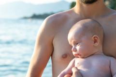 Un hombre sostiene a su bebé