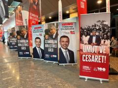 Kongredeki Çelik ve Canpolat afişleri