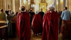 متظاهرات داخل كنيسة في بولندا احتجاجاً على قوانين الإجهاض