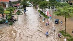 Chỉ sau một trận mưa, đường phố Hà Nội đã thành 'sông'
