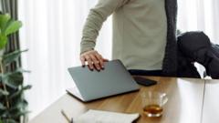 사무실에서 한 남자가 자신의 노트북을 덮고 있다