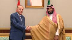 Erdoğan ve Selman el sıkışıyor