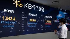 17일 서울 여의도 KB국민은행 스마트 딜링룸에서 장이 열리자 코스피, 코스닥 지수가 3% 넘게 하락한 채 출발하고 있다