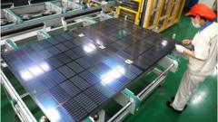 中国连云港一家公司员工在车间生产出口太阳能电池板