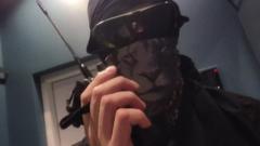 Um membro do grupo de hackers Squad 303/Anonymous com rosto escondido