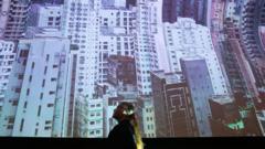 Mulher observa a instalação digital 'Invisible Cities' ('Cidades Invisíveis'), que explora imagens evocativas de como serão as cidades no metaverso, do artista turco Balkan Karisman na Roca Madrid Gallery, em Madrid, na Espanha, em maio de 2022