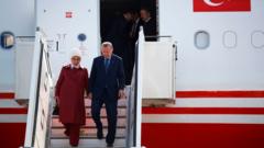 Cumhurbaşkanı Erdoğan, eşi Emine Erdoğan ile Cumhurbaşkanlığı uçağından inerken