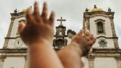 Mãos levantadas diante da Igreja do Senhor do Bonfim, em Salvador