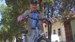 Devedesetogodišnjak na biciku