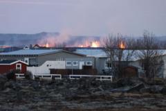 Grindavik con lava detrás
