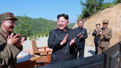 Lãnh đạo Bắc Hàn Kim Jong-un ăn mừng một vụ thử tên lửa thành công năm 2017