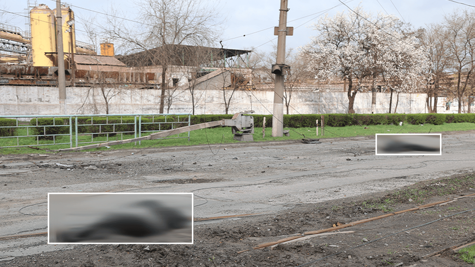 Một số thi thể ngoài trời dọc theo một con đường chính ở Mariupol