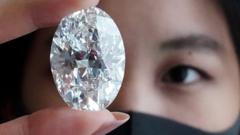 一位蘇富比拍賣行紐約曼哈頓分行女職員手持102.39克拉無瑕鑽石展示（9/9/2020）