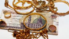 حلي ذهبية وعملات ورقية مصرية من فئة 200 جنيه