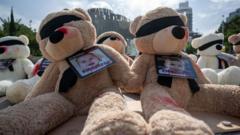 Unos osos de peluche con la foto de unos niños secuestrados por Hamás.