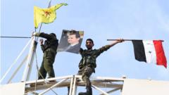 Suriye ordusunun Kobani'ye girmesinin ardından kentte Suriye ve YPG bayrakları yan yana görüntülenmişti