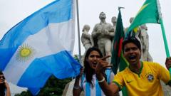Torcedores com camisas da Argentina e do Brasil em Bangladesh