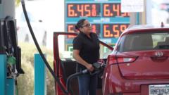 美国加州佩塔卢马市一位女士在加油站给汽车加油（18/5/2022）