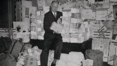 Postmaster General James Farley sentado em uma pilha de cartas (1938)