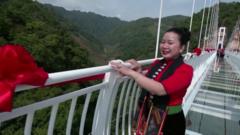 Najduži stakleni most na svetu: „Nisam smela da pogledam dole”