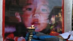 2020年，確吉尼瑪31歲生日時，藏民在他的照片前點亮蠟燭。