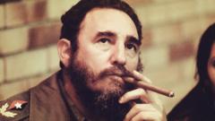 Una fotografía de Fidel Castro con barba larga y fumando un puro.
