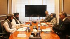 Menteri Luar Negeri Retno Marsudi berdiskusi dengan perwakilan Taliban di sela-sela konferensi Organisasi Kerja Sama Islam (OKI) di Pakistan.