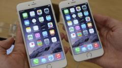 iPhone 6 (right), iPhone 6 Plus (left)