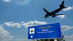 Самолет в небе Тбилиси