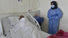 مريض مصاب بالكوليرا يتلقى العلاج مع انتشار الكوليرا بسرعة بين اللاجئين السوريين والمواطنين اللبنانيين في منطقة عكار في لبنان في 20 أكتوبر/تشرين الأول 2022