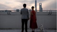 上海爆发新冠疫情并宣布封锁后，一对新婚夫妇在住宅区一栋建筑物的屋顶上合影留念