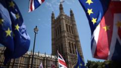 Parlamento británico con banderas de la UE y de Reino Unido.