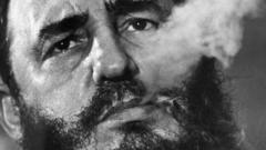 Fidel Castro akivuta sigara yake