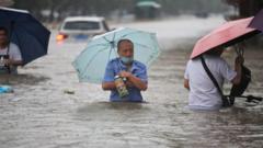 郑州男子在水浸的街上