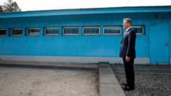 (캡션) 4·27 남북정상회담. 문재인 한국 대통령이 김정은 북한 국무위원장을 기다리고 있다