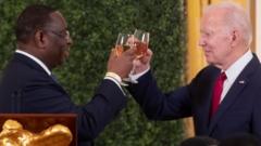 12月14 日，美国总统拜登（右）和塞内加尔总统麦基·萨尔（左）在白宫举行的美非领导人峰会晚宴上敬酒