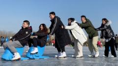 冰场上滑冰的北京年轻人