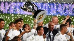 Wachezaji wa Real Madrid wakifurahia ushindi wao wa taji la La liga
