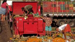 Pessoas recolhem alimentos descartados por vendedores em Belém do Pará
