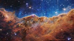 A Nebulosa Carina — capturada pelo telescópio James Webb — é uma enorme nuvem de gás e poeira, a 7.600 anos-luz da Terra, na qual novas estrelas estão se formando