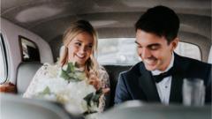 De jeunes mariés dans une voiture
