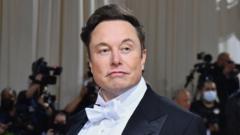 Elon Musk posa para fotos em evento