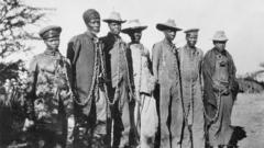 Hano inyeshyamba zo mu bwoko bwa Herero, zafashwe zirabohwa, ziboneka muri iyi foto yo mu bubiko yo 1904 - 1905