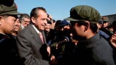 El expresidente de EE.UU. Richard Nixon saluda ciudadanos chinos