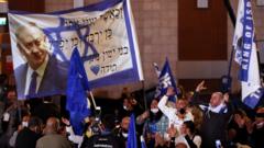 Apoiadores do partido Likud do primeiro-ministro israelense Benjamin Netanyahu reagem após a divulgação das urnas para as eleições gerais em 23 de março de 2021