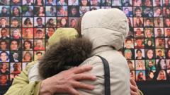 Родственники погибших в авиакатастрофе на Украине на церемонии поминовения в Киеве (01.08.20)